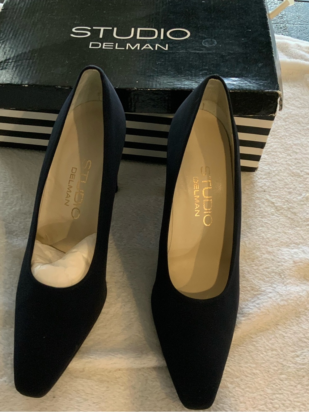 Black Women's Classic suede heels new size 8.5 sku 3294